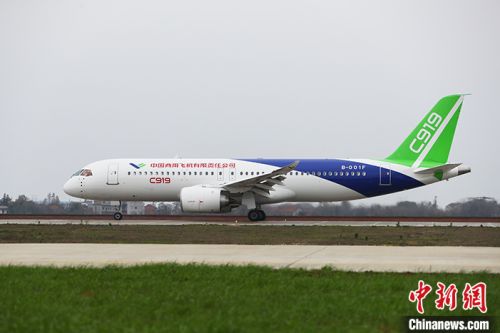 图为正在跑道上进行滑行试验的C919大型客机。 中新社记者 刘占昆 摄。