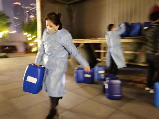 任爱华在搬运84消毒水&nbsp;&nbsp;来源/ 受访者提供