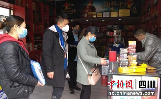 监督商铺防疫和规范经营（沿滩融媒体 供图） 