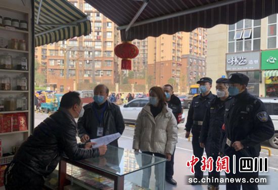 监督商铺防疫和规范经营（沿滩融媒体 供图） 