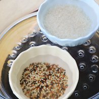 步骤图:藜麦中加入40毫升清水，大米中加入60毫升清水，冷