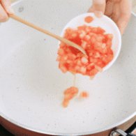 步骤图:锅中倒入番茄丁，翻炒出汁，大约需要5分钟。每个炉灶