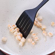 步骤图:油热后倒入虾仁,用锅铲翻炒2分钟至变色,盛出碗中备