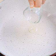 步骤图:电陶炉开大火,煎炒锅中倒入少许油。