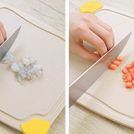 步骤图:将浸泡好的虾仁切丁,番茄去皮切丁。妈妈们可以根据宝