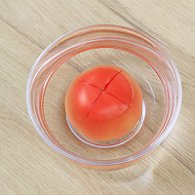 步骤图:番茄用刀划十字，放入开水中浸泡10分钟。番茄开水浸