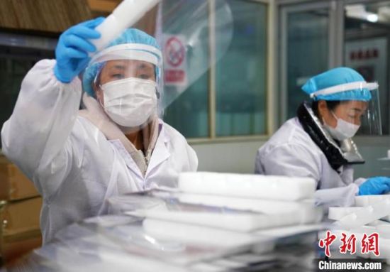 连日来，河北黄骅市康田医疗器械有限公司组织人员加班加点生产医用隔离面罩，为医护人员提供安全保障。　苑立伟 摄