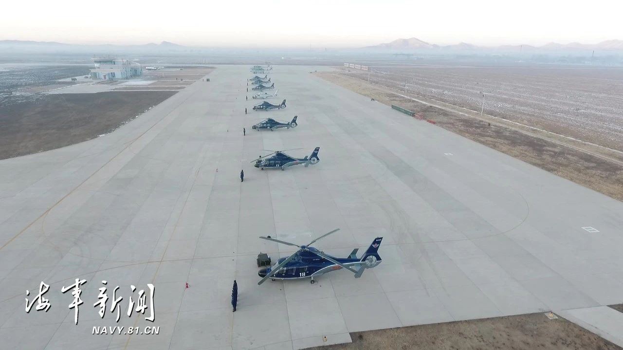 组图：战鹰展翅 三机型同场组训开飞
