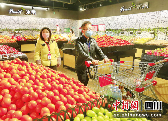 市民在超市选购生活食材。钟敏 摄 