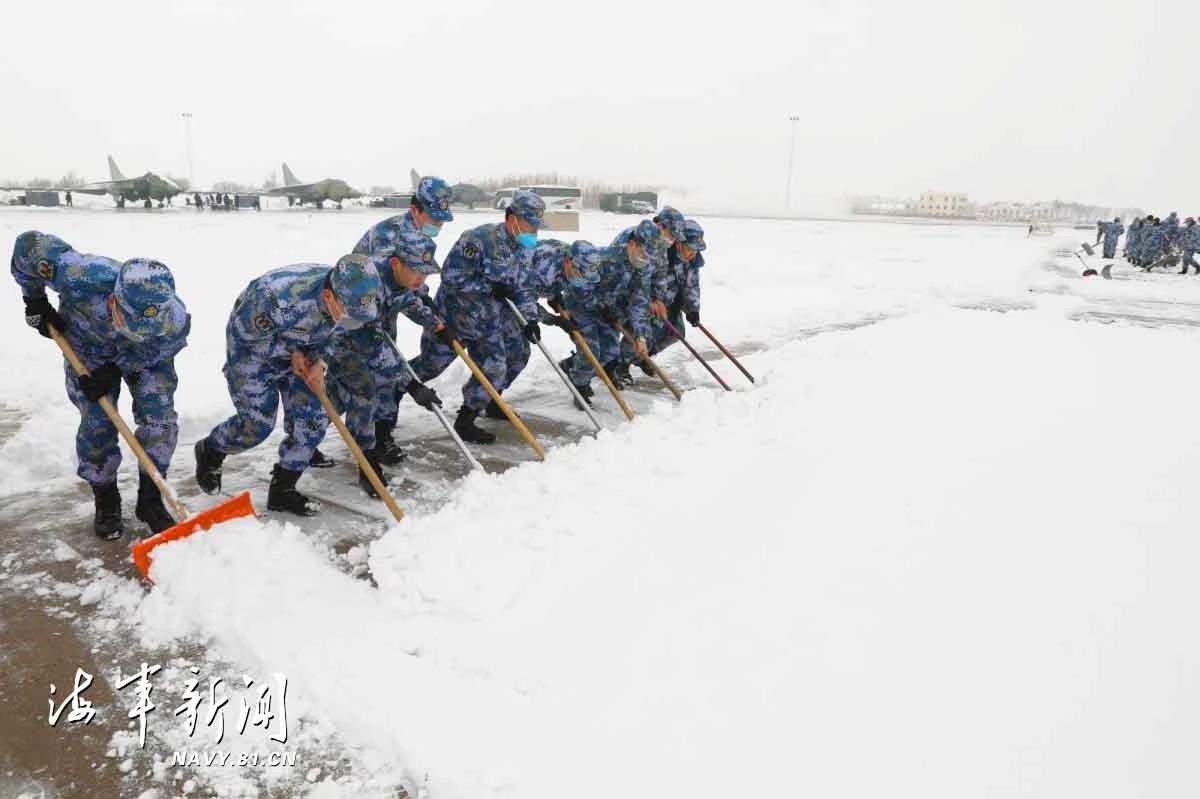 组图：突降大雪锤炼应急保障能力 确保战机按时