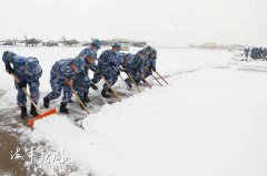 组图：突降大雪锤炼应急保障能力 确保战机按时