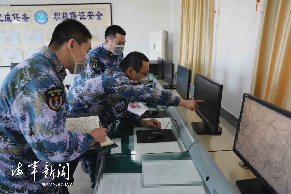 组图：突降大雪锤炼应急保障能力 确保战机按时