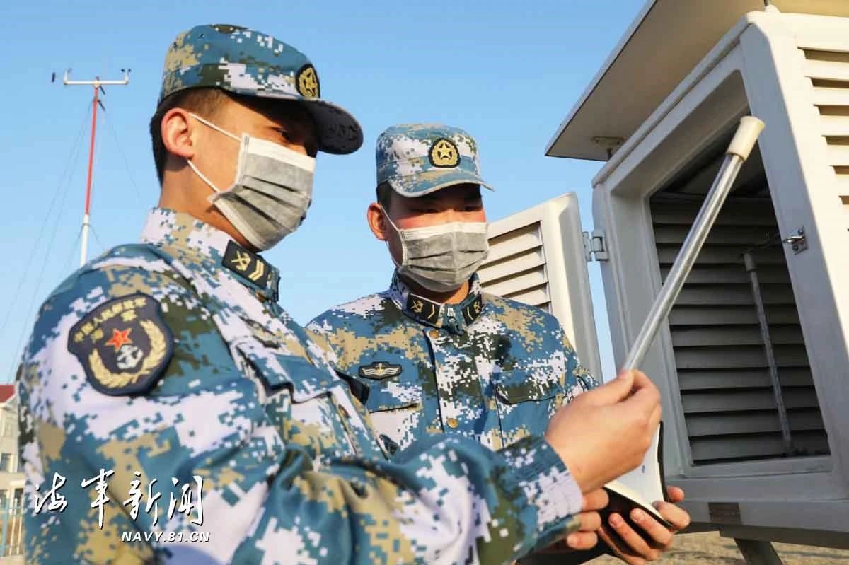 组图：突降大雪锤炼应急保障能力 确保战机按时