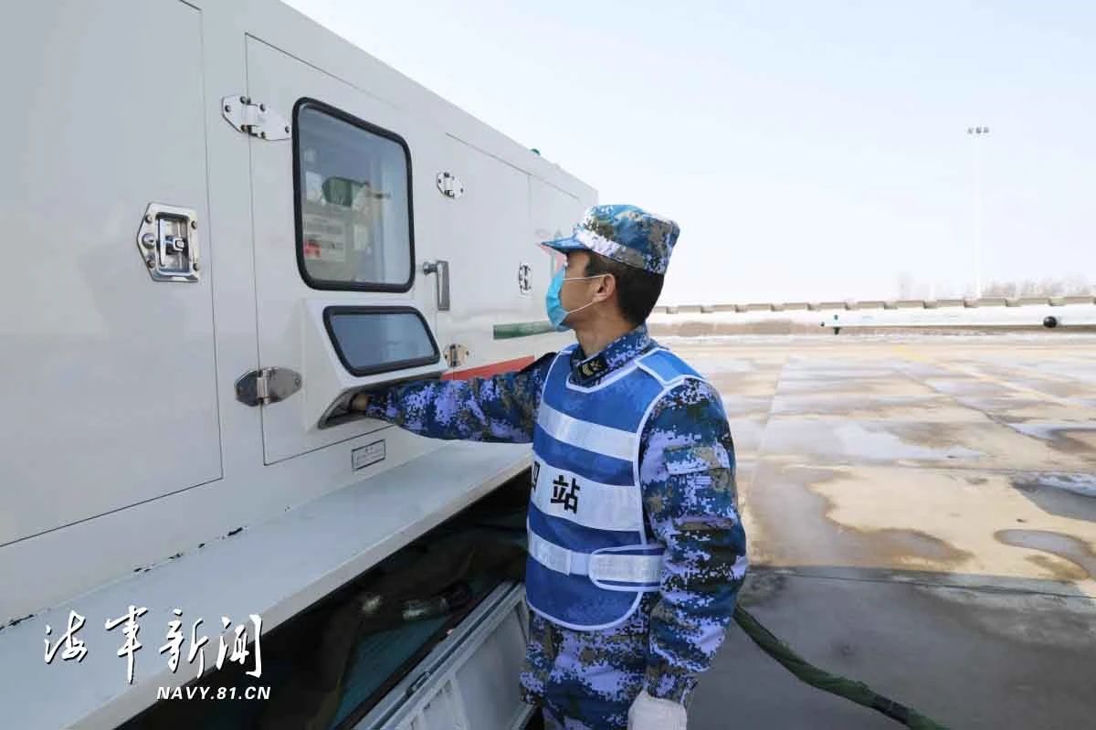 组图：突降大雪锤炼应急保障能力 确保战机按时