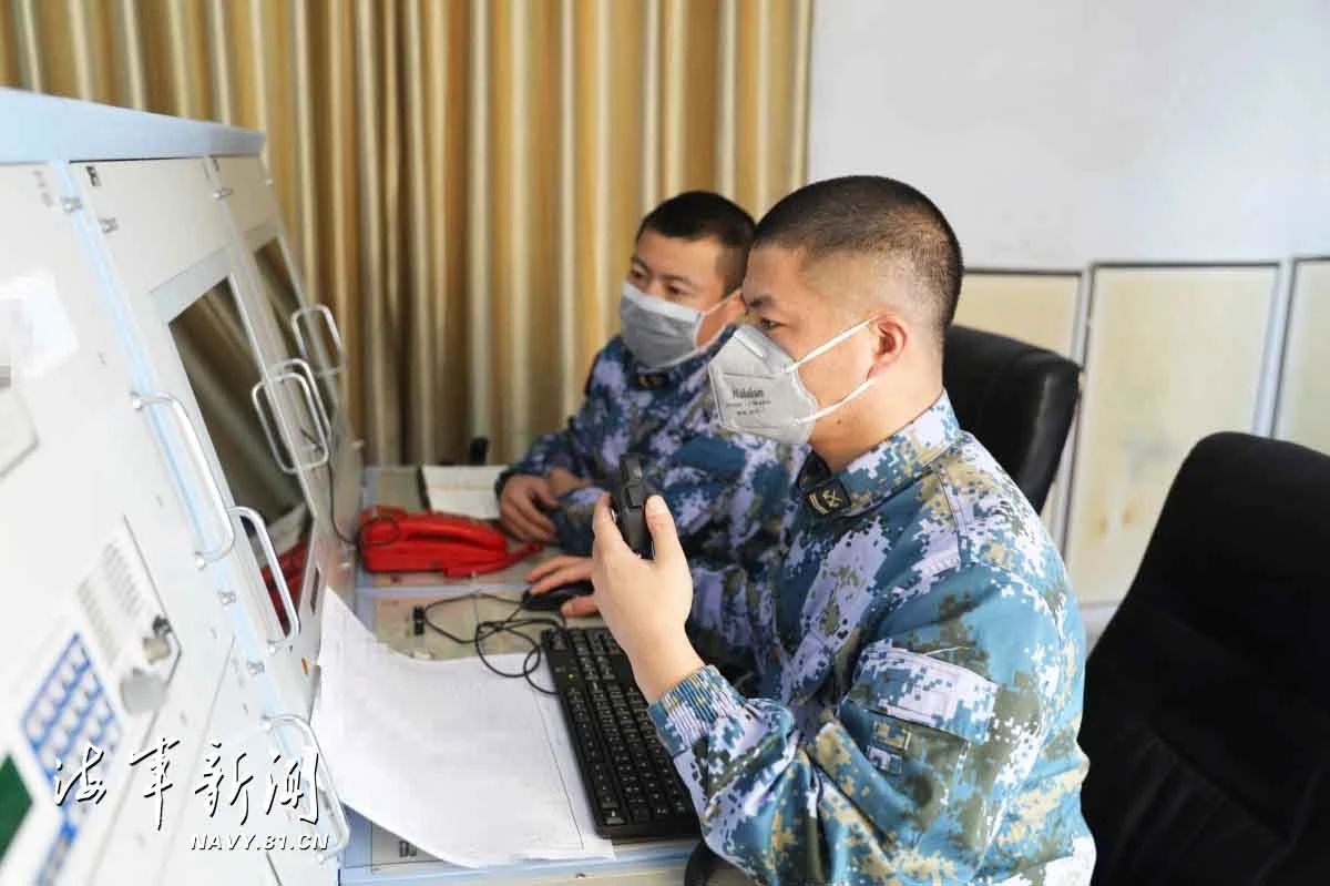 组图：突降大雪锤炼应急保障能力 确保战机按时