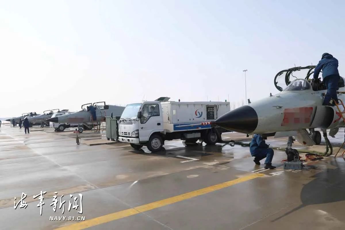 组图：突降大雪锤炼应急保障能力 确保战机按时