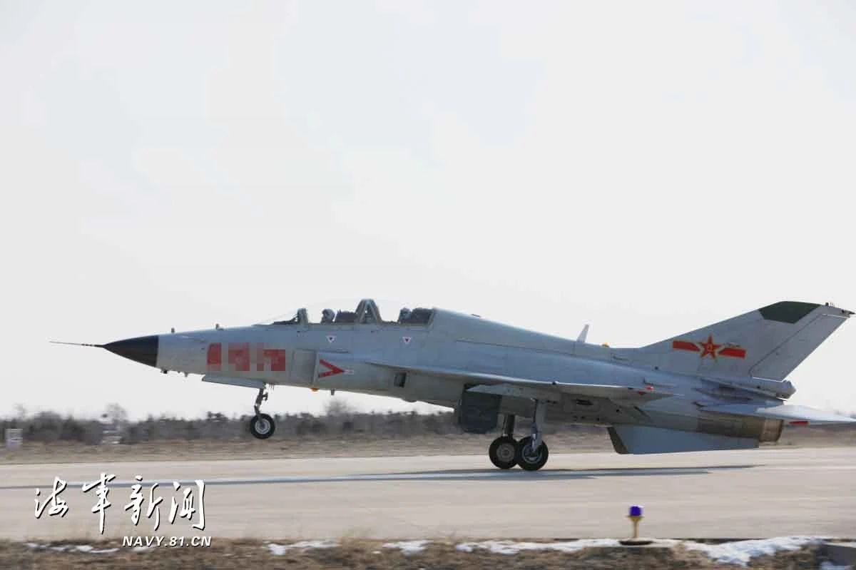 组图：突降大雪锤炼应急保障能力 确保战机按时