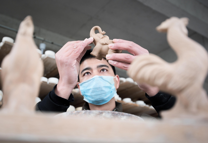 福建永春：陶瓷企业复工生产忙