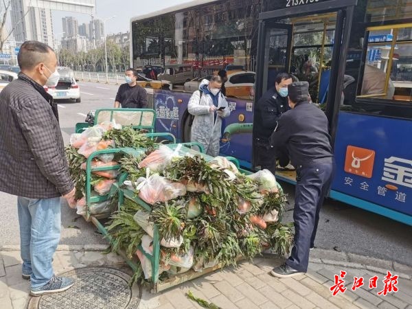 “我们只是想守护好武汉这个家”，6000余位的哥