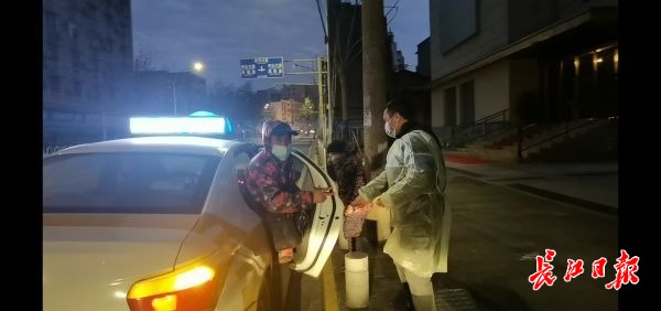 “我们只是想守护好武汉这个家”，6000余位的哥