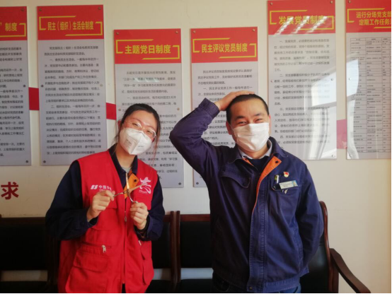 华电潍坊发电有限公司志愿服务为职工解决“头