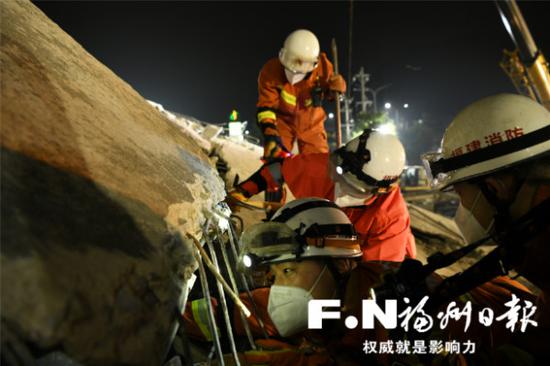 福州：消防救援队鏖战40多个小时 努力创造生命奇迹