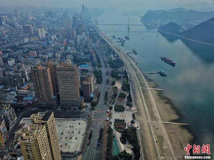 1月25日6时开始，湖北省宜昌市对高速公路、普通公路和铁路实行交通管制，喧嚣的城市变得安静，一切都仿佛被按下了“暂停键”。40多天来，宜昌市西陵区志愿者鸿雁每天穿梭在大街小巷，用手机记录着城市“静音”后的一点一滴，定格下那些令人感动和温暖的瞬间。图为1月25日，宜昌正式实施交通管制措施。 鸿雁 摄