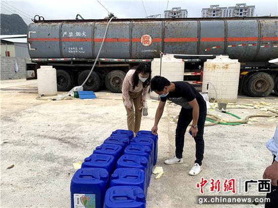 邮储银行河池市分行信贷客户经理到位于疫区的企业开展调查。