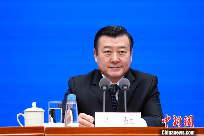 3月10日，中国国务院联防联控机制在北京举行新闻发布会，介绍参与疫情防控，服务复工复产有关情况。中国住房和城乡建设部副部长倪虹在发布会上透露，目前中国建筑行业复工率超过50���有15个省份。因为北方天气还比较冷，复工率相对低一些，南方复工率较高。/p中新社记者 杨可佳 摄