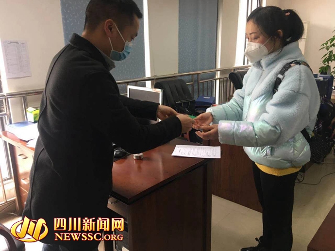 “有了这个雇主才放心” 德阳旌阳区发出首张家政“绿卡”