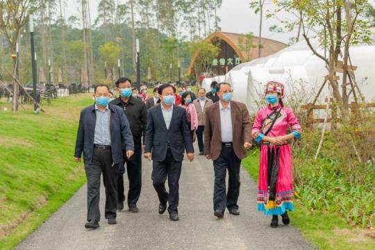 图为徐绍川等在调研　韦红君　摄