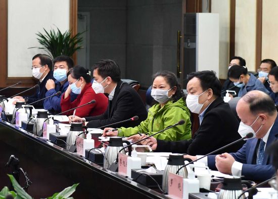 　　与会的行业协会和企业代表发言。长沙晚报全媒体记者 周柏平摄