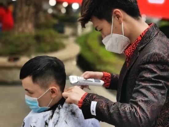 (为业主理发)