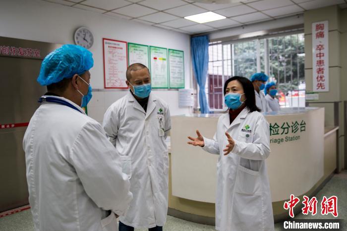 图为重庆知联会副会长、重庆医科大学附属永川医院院长龚放(右一)在医院预检分诊处布置工作。重庆市委统战部供图
