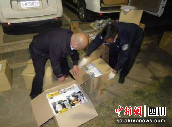 正在执勤中。综欣 摄