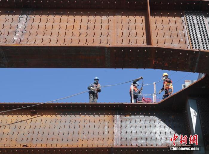 3月13日，工人在北京丰台站改建工程工地施工。中新社记者 贾天勇 摄