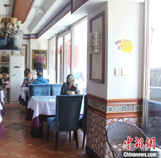 3月17日，乌鲁木齐阿日图什拌面馆顾客在店内就餐。　陶拴科 摄