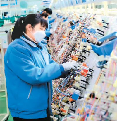 稳市场、畅物流、保订单，中国企业正逐步恢复往日的繁忙——“中国制造”加力稳住全球供应链