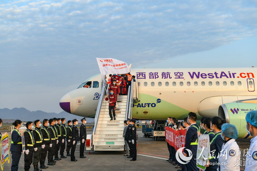 3月18日，重慶第四批、第九批支援湖北醫療隊133名隊員圓滿完成支援湖北任務，搭乘包機順利抵達重慶江北國際機場。鄒樂 攝