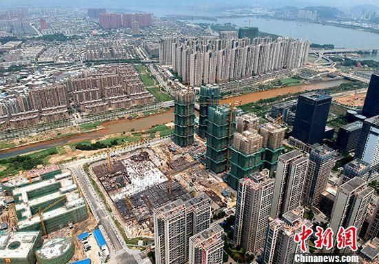 资料图：福州市闽江畔住宅林立。 中新社记者 吕明 摄