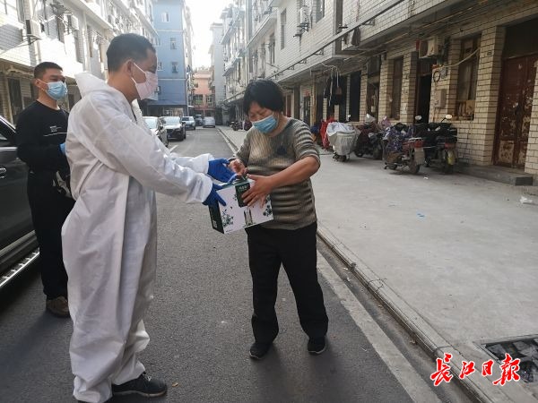 蒙牛集团2200箱牛奶捐赠给社区居民