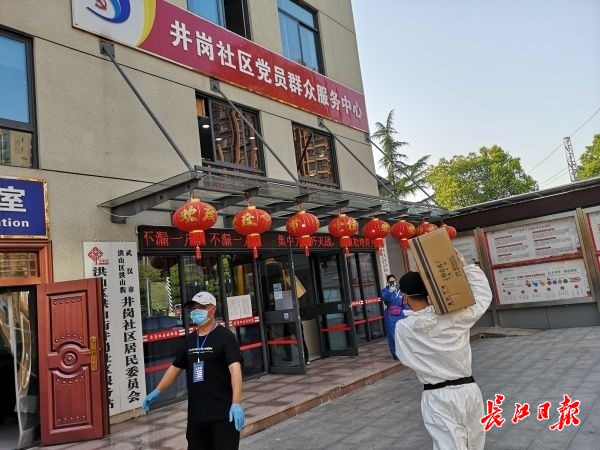 蒙牛集团2200箱牛奶捐赠给社区居民