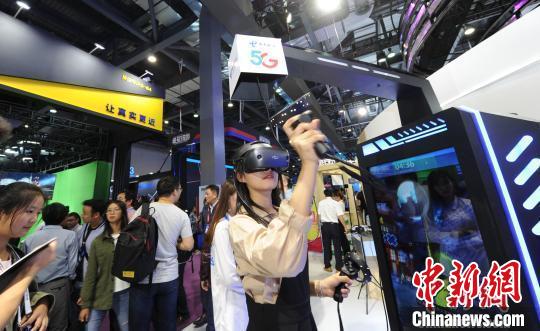 图为民众体验5G+VR技术带来的观感体验。(资料图) 汤扉 摄