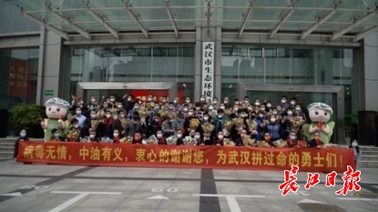 每天搬运一线医疗废弃物数百桶，他们是防疫战