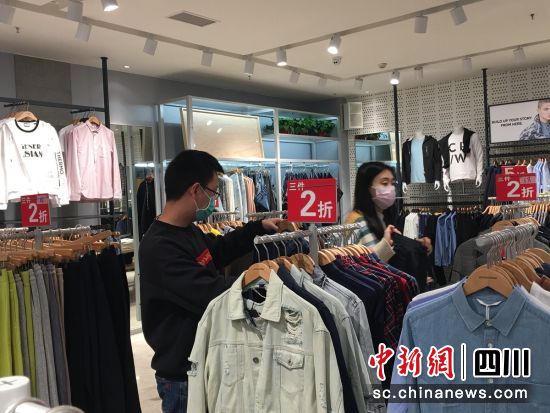 商贸服务业门店复业（贡井融媒体 供图） 