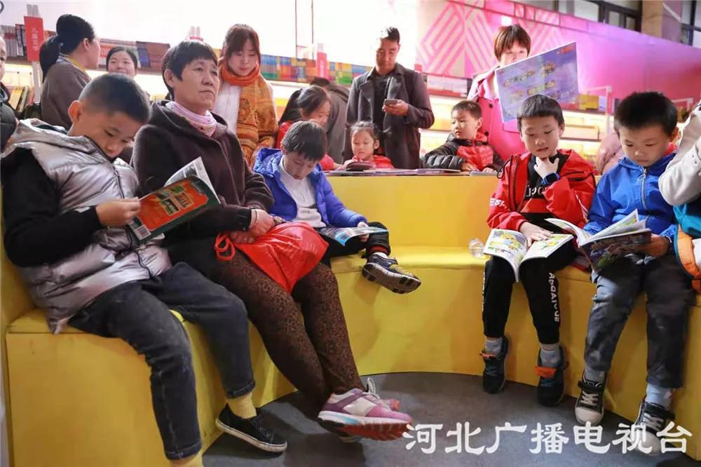 电子书法台、图书馆机器人！惠民书市科技感满满