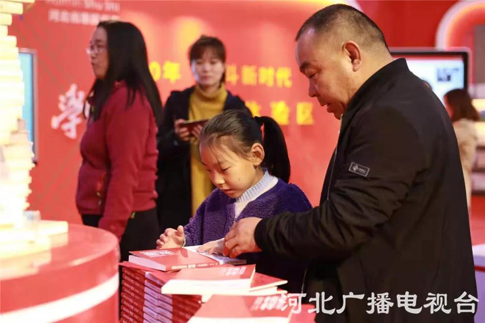 电子书法台、图书馆机器人！惠民书市科技感满满