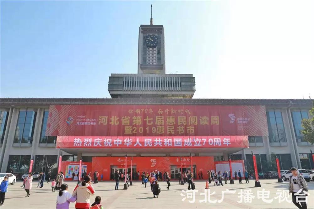 电子书法台、图书馆机器人！惠民书市科技感满满
