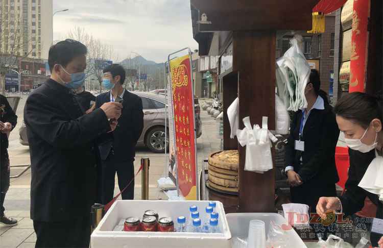 市商务局领导干部协调解决难题促餐饮业发展