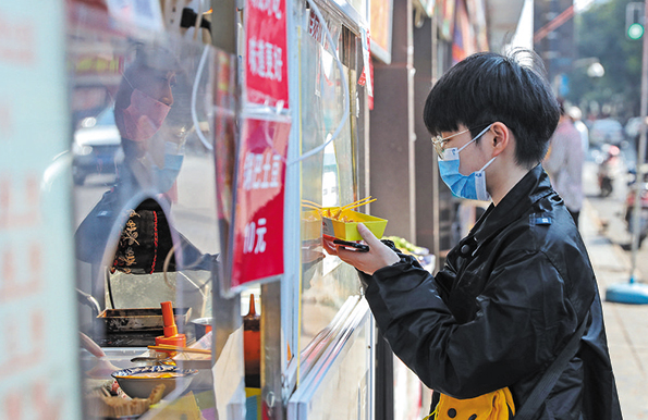 成都街头巷尾重现“市井味”“烟火气”